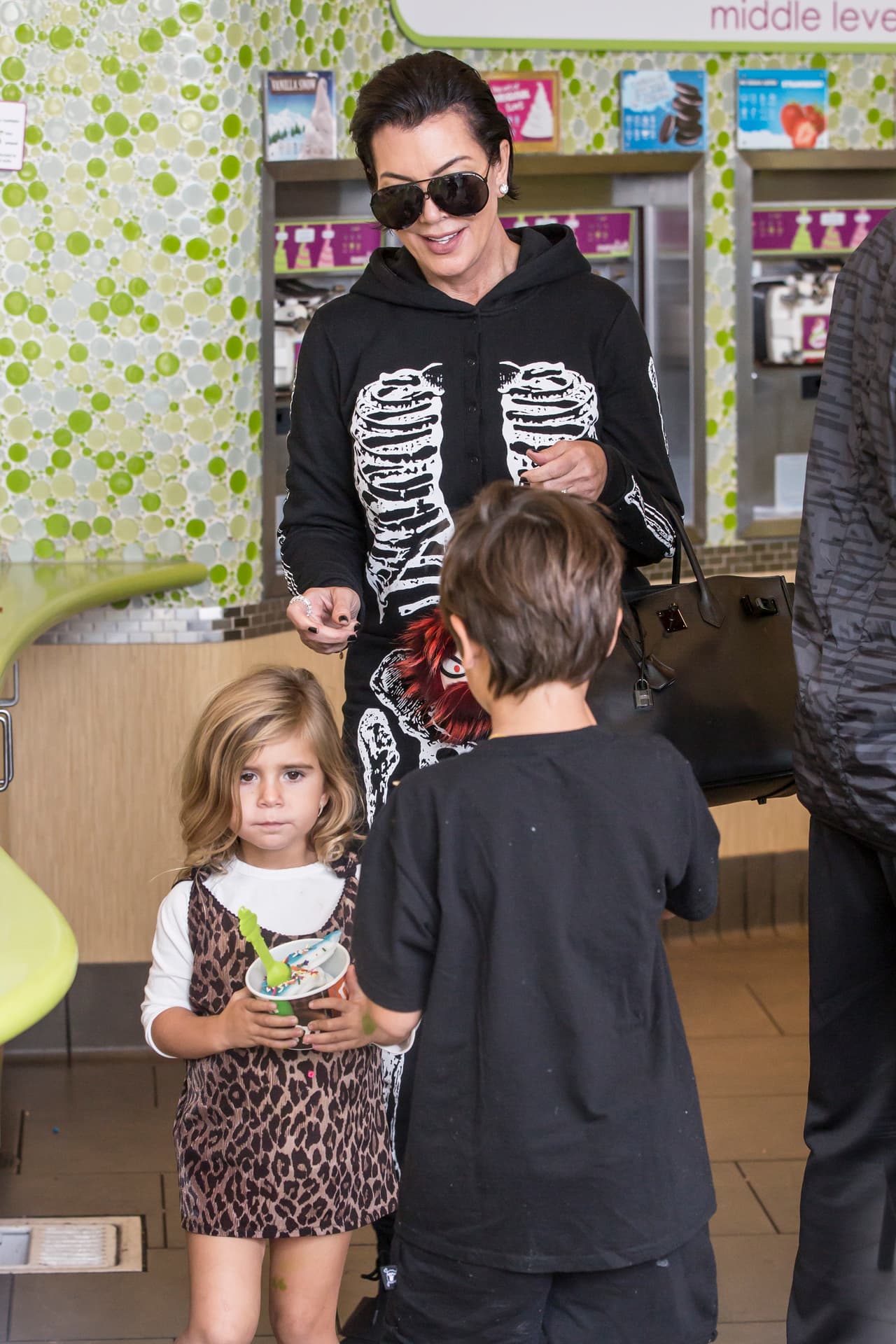 A Kris le encanta pasar tiempo con sus nietos.