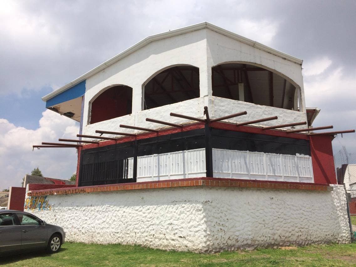 Una cantina vinculada a la red del capo Flores Hernández, que presuntamente perteneció a un sujeto de nombre Hugo Iván Carranza Zepeda, se encuentra abandonada desde hace años en el barrio de Jardines de Guadalupe, Zapopan.