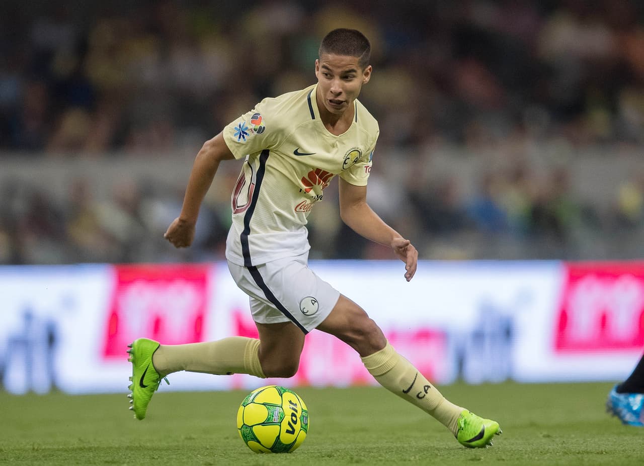 En sus visorías a fuerzas básicas, Ricardo Antonio La Volpe lo vio de inmediato y supo que era un jugador que habría que llevar de a poco al futbol profesional.