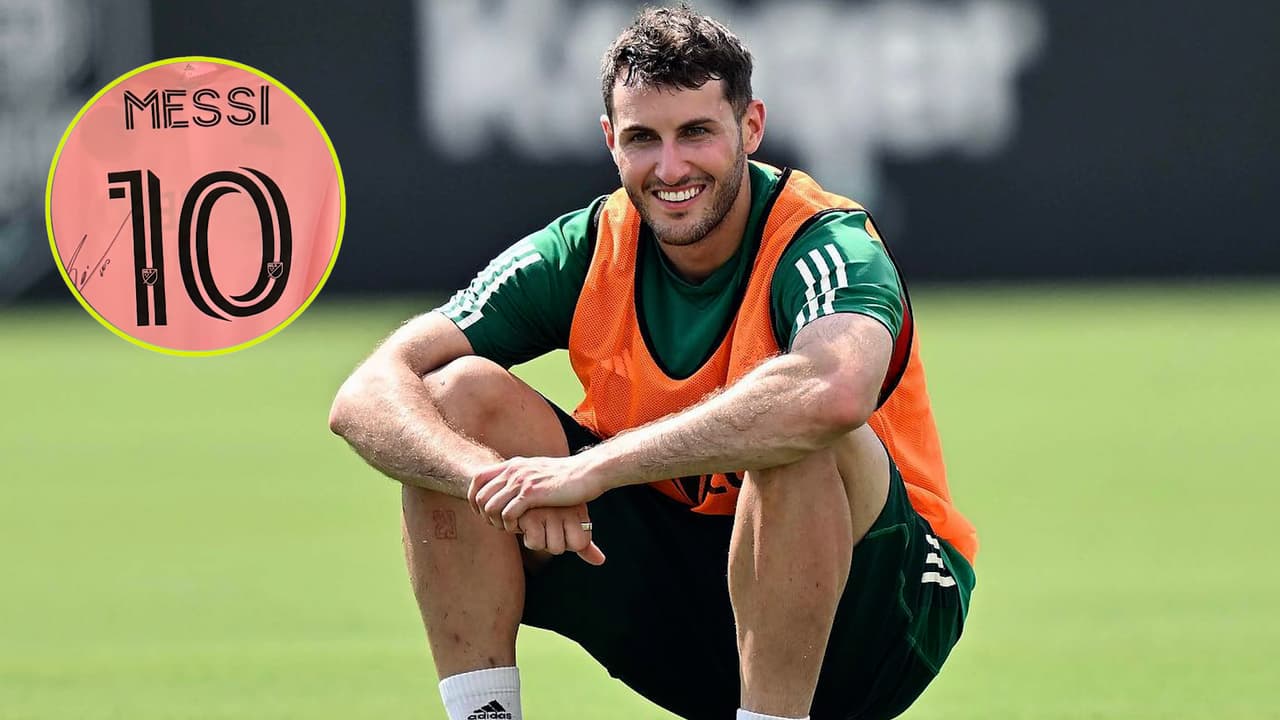 Santi Giménez presume una playera firmada por Lionel Messi  