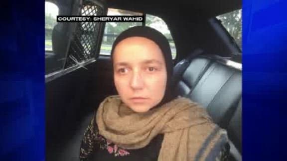 La mujer fue detenida por la seguridad de la mezquita mientras llegaba la policía al lugar.