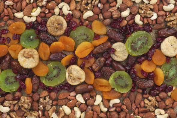 Frutas deshidratadas. El melocotón, plátano y piña secos son gratos para la mayoría de los niños.