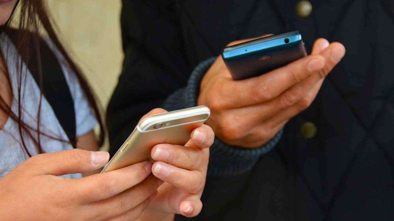 ¿Cómo actuar y hablar con los niños si reciben mensajes de texto racistas?