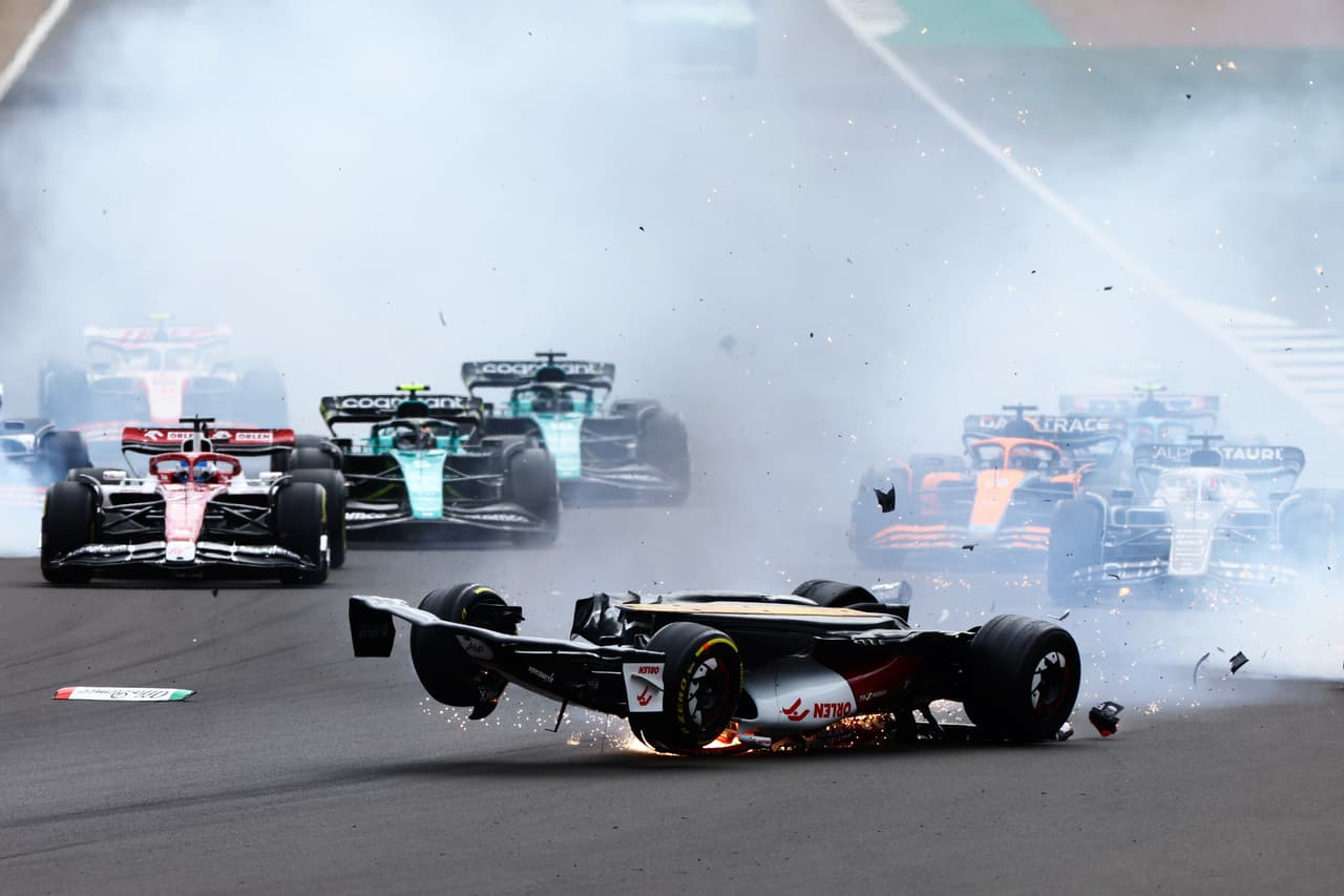 El GP de Gran Bretaña se vio interrumpido poco después de darse la salida a causa de un accidente que afectó a varios pilotos.