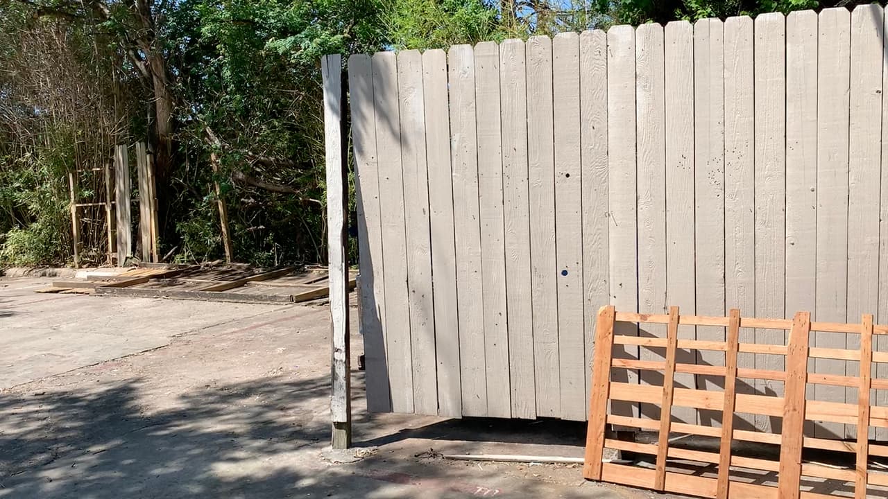 Este complejo habitacional localizado en el área de Gulfton al suroeste de Houston, tiene la cerca caída y esa es una violación al reglamento municipal de Houston.