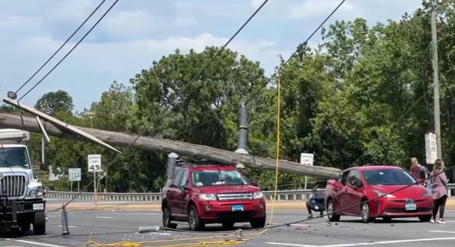 Además, la caída de los postes también impactó automovilistas.