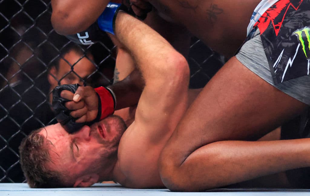 Al culminar el combate, Stipe Miocic consideraba el retiro. "Cuelgo los guantes", expresó el luchador que intentó tres veces conquistar el campeonato, sin éxito.