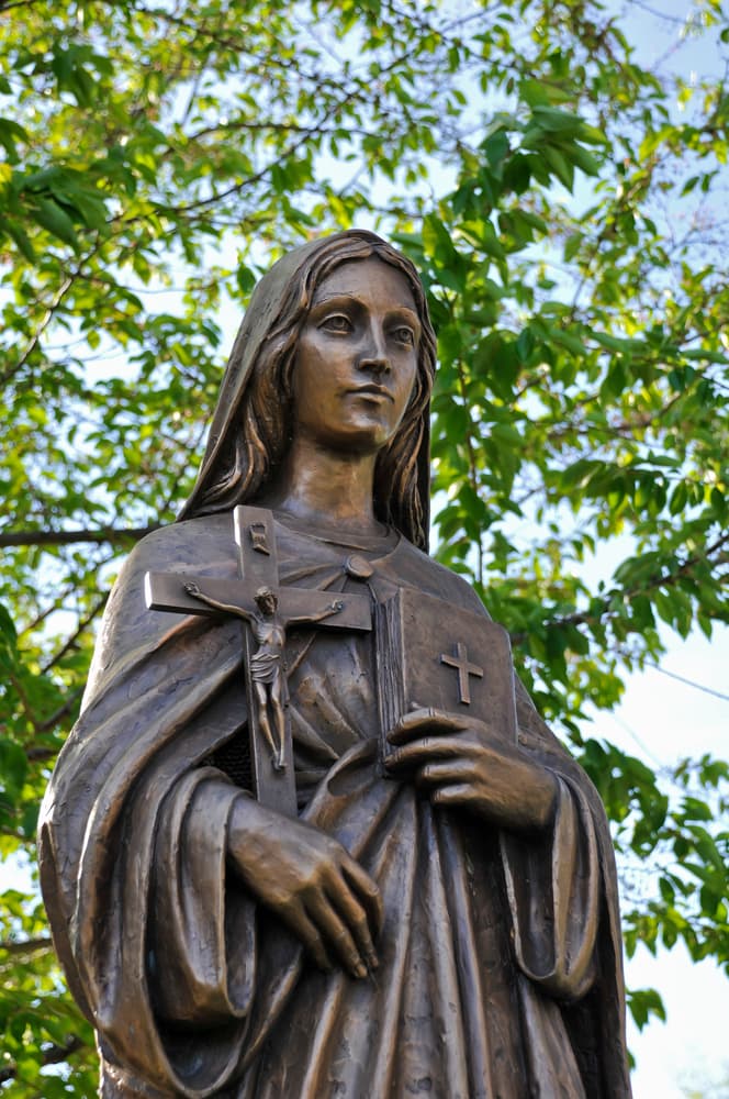 Este señor era de un carácter muy fuerte y volátil y la hizo sufrir demasiado. Tenía muchos arranques de ira, la trataba mal y la engañaba con otras mujeres, pues además de violento era muy libertino.