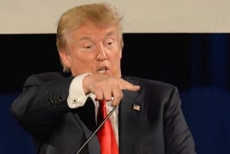 Donald Trump corteja a los electores del Tea Party, mientras une a hispanos en su contra