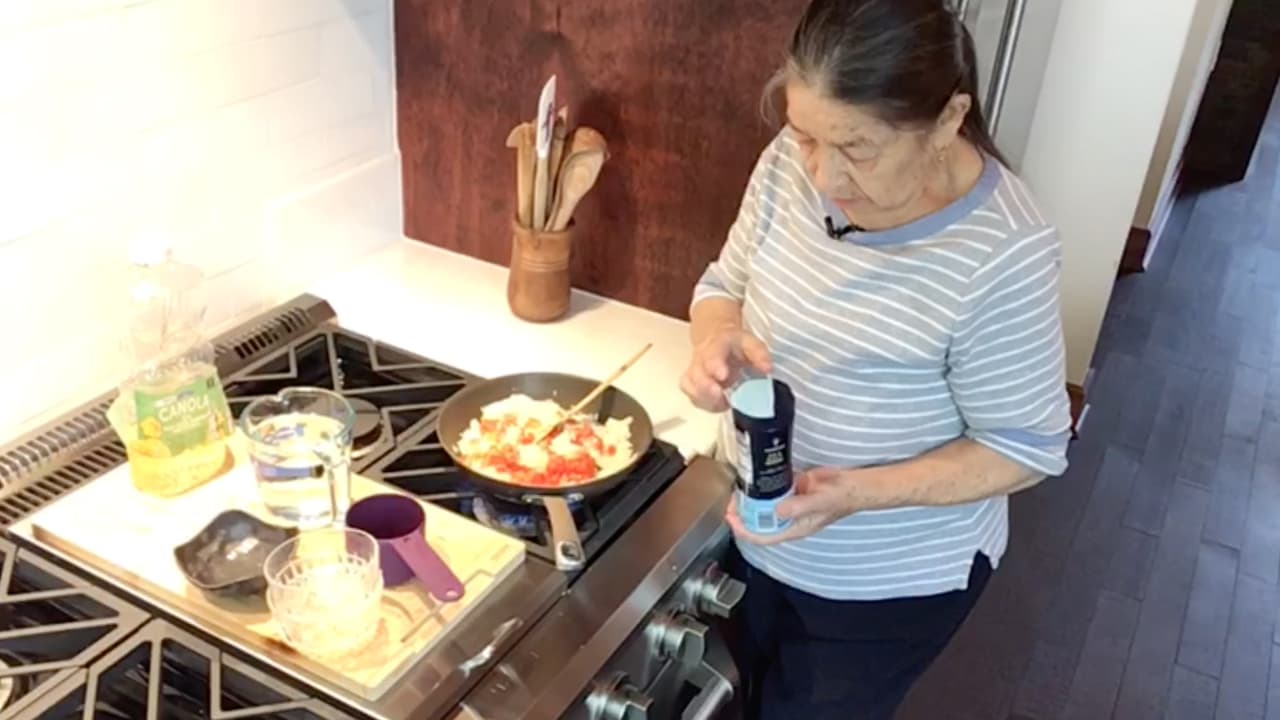 Su familia ha creado una página de Facebook para compartir las recetas de la abuela, 
<b><a href="https://www.facebook.com/LaCocinaDeMamaMimi/" target="_blank">“La Cocina de Mamá Mimi” </a></b>