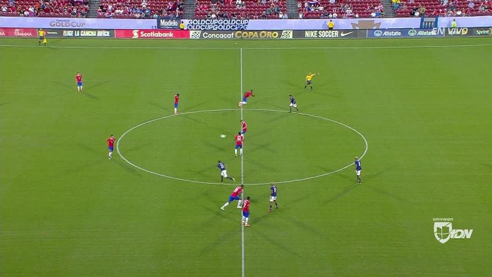 Arranca el partido y la pelota está en juego.