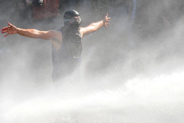 También protestaron contra el proyecto Hidroaysén, que pretende construir cinco represas en la Patagonia chilena, inundando unas seis mil hectáreas para surtir de energía hidroeléctrica al país y que el presidente defendió durante su discurso.