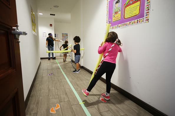 Por segundo fin de semana consecutivo, padres y estudiante marcharon en Los Ángeles exigiendo la reapertura de las escuelas en Los Ángeles.