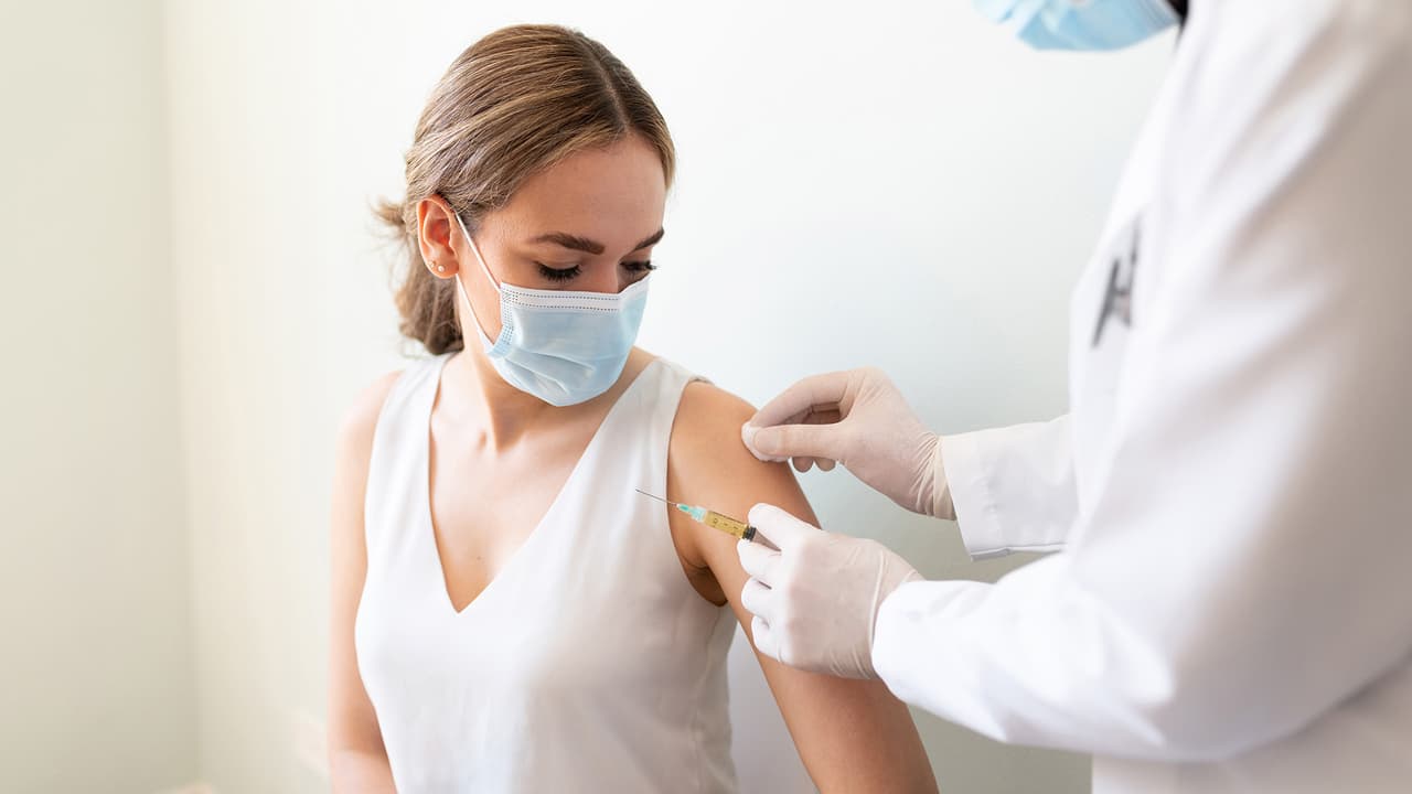 <b>1. Vacunarse: </b>La vacunación es clave, especialmente contra la gripe y el COVID-19, ya que reduce significativamente el riesgo de enfermedad grave.