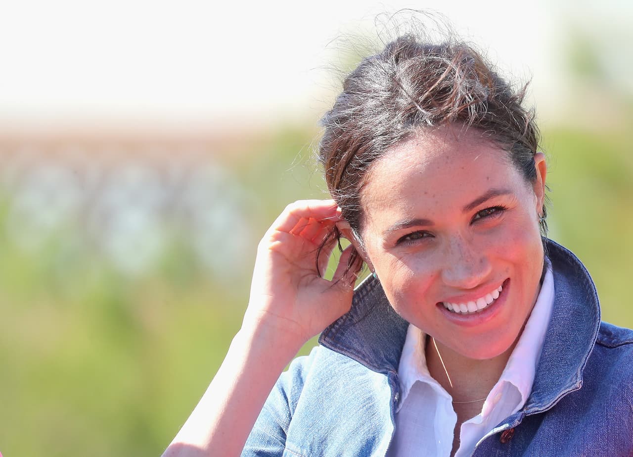 El sitio que visitó Meghan Markle, llamado Victoria Yards, reúne a artesanos, artistas, escultores, trabajadores de metal y carpinteros que, en conjunto con organizaciones locales, apoyan con trabajo a jóvenes y mujeres marginadas.