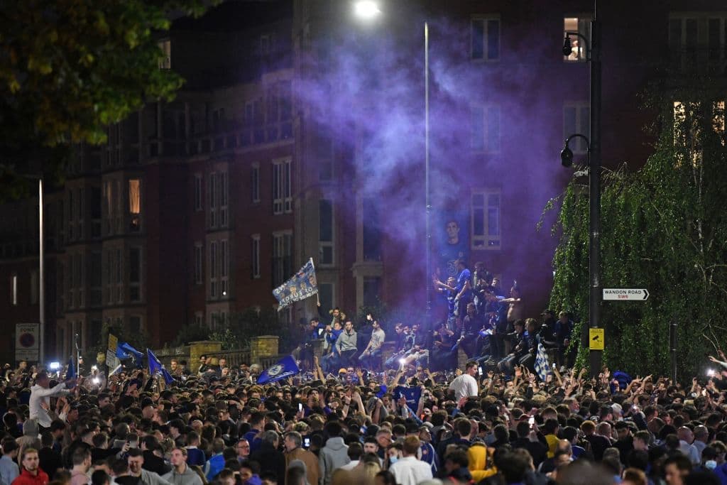 Los aficionados del Chelsea salen de sus casas para celebrar en las calles su segundo título de la UEFA Champions League.