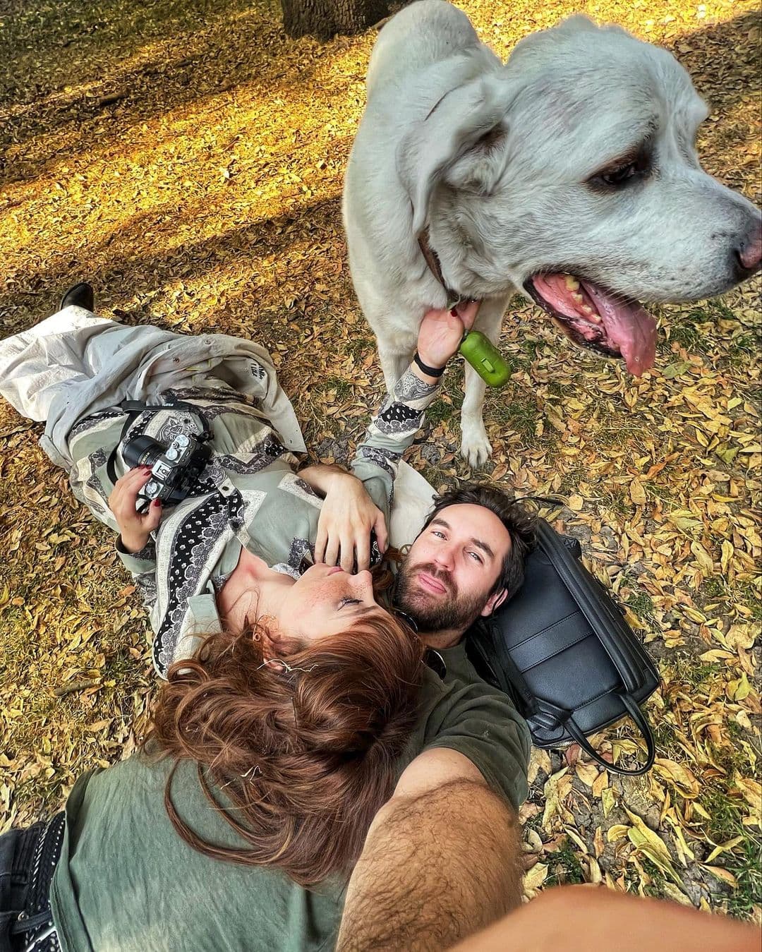 Acompañada de su pareja, 
<b>Antonio Zabala,</b> y el 
<b>Güero</b>, 
<b>Natalia</b> disfrutó una tarde decembrina y mostró el emotivo momento con una foto en redes. En la instantánea la joven está enfundada en un 
<a href="https://www.univision.com/famosos/natalia-tellez-foto-panza-de-embarazada-vestido">elegante vestido que deja ver su ‘baby bump’</a>.