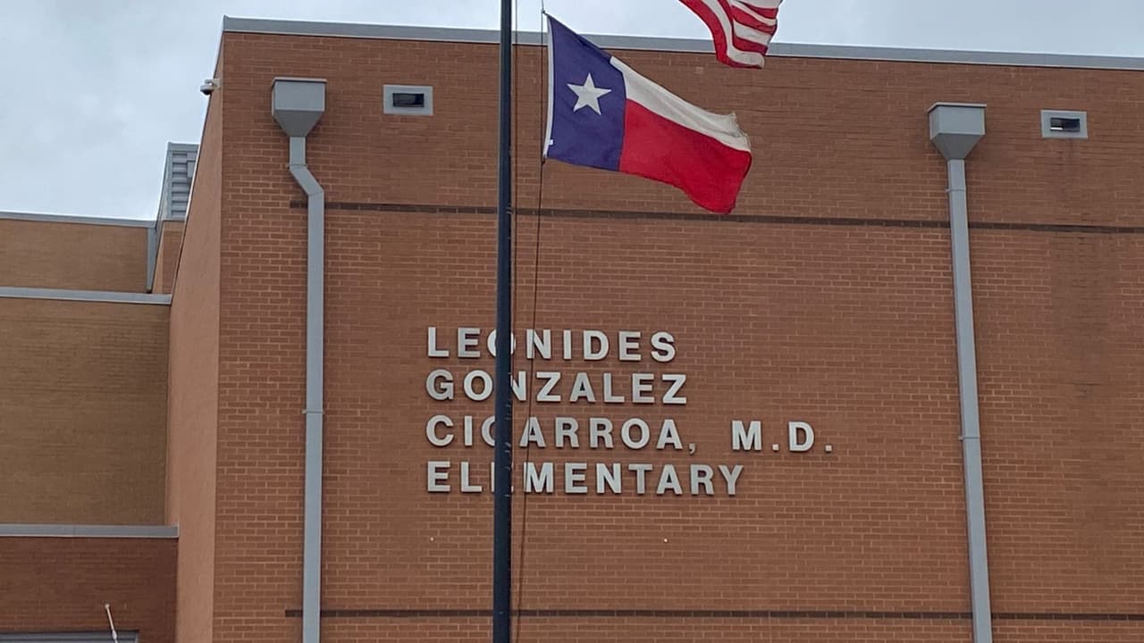 Esta es la escuela primaria Leonide González Cigarroa que visitó nuestra meteoróloga Iriana Guerrero, del Dallas ISD. Por cierto, el Dallas ISD tiene las inscripciones abiertas para el Prekínder de verano, más información dando
<a href="https://www.dallasisd.org/prek" target="_blank">clic aquí</a>.