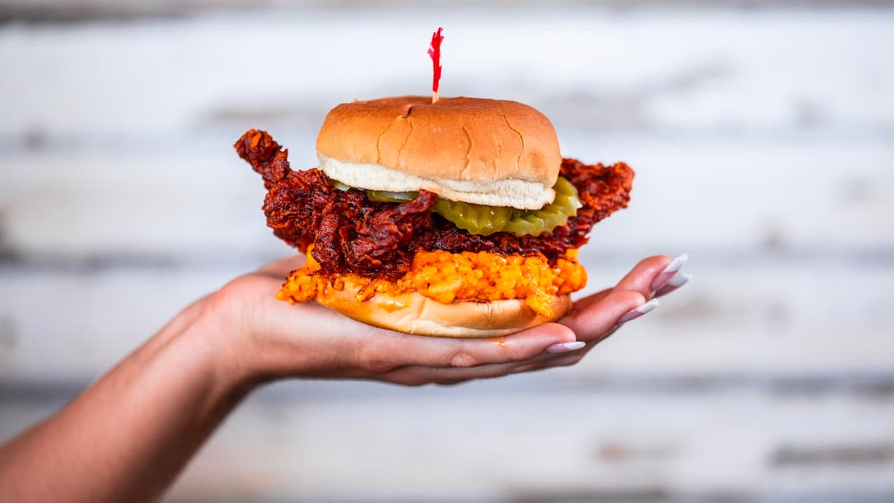 🍔
<b>Nuevos platillos y ofertas para todos los gustos </b>llegan a la Feria Estatal de Texas, conoce parte su menú para este año
<a href="https://www.univision.com/local/dallas-kuvn/localisimo/imagenes-comidamenu-nuevos-platos-feria-estatal-texas-fotos" target="_blank">haciendo clic aquí</a>,
<i>¿cuál se te antoja?</i>