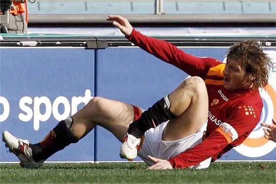 Francesco Totti: el italiano sufrió una rotura del peroné cuando vstía el uniforme de la Roma previo al Mundial del 2006.