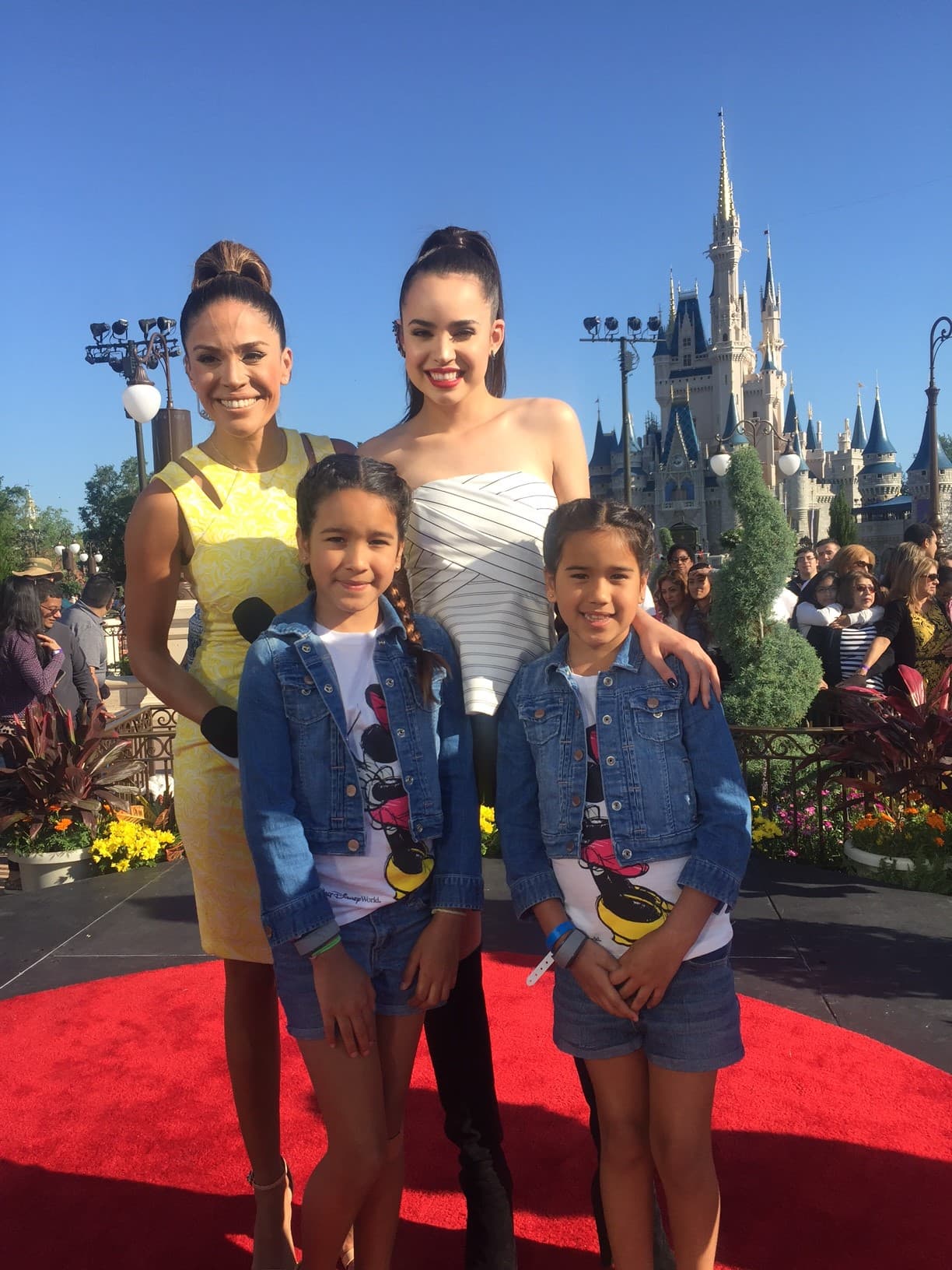 Karla, Antonella y Michaella felices al lado de Sofia Carson.
