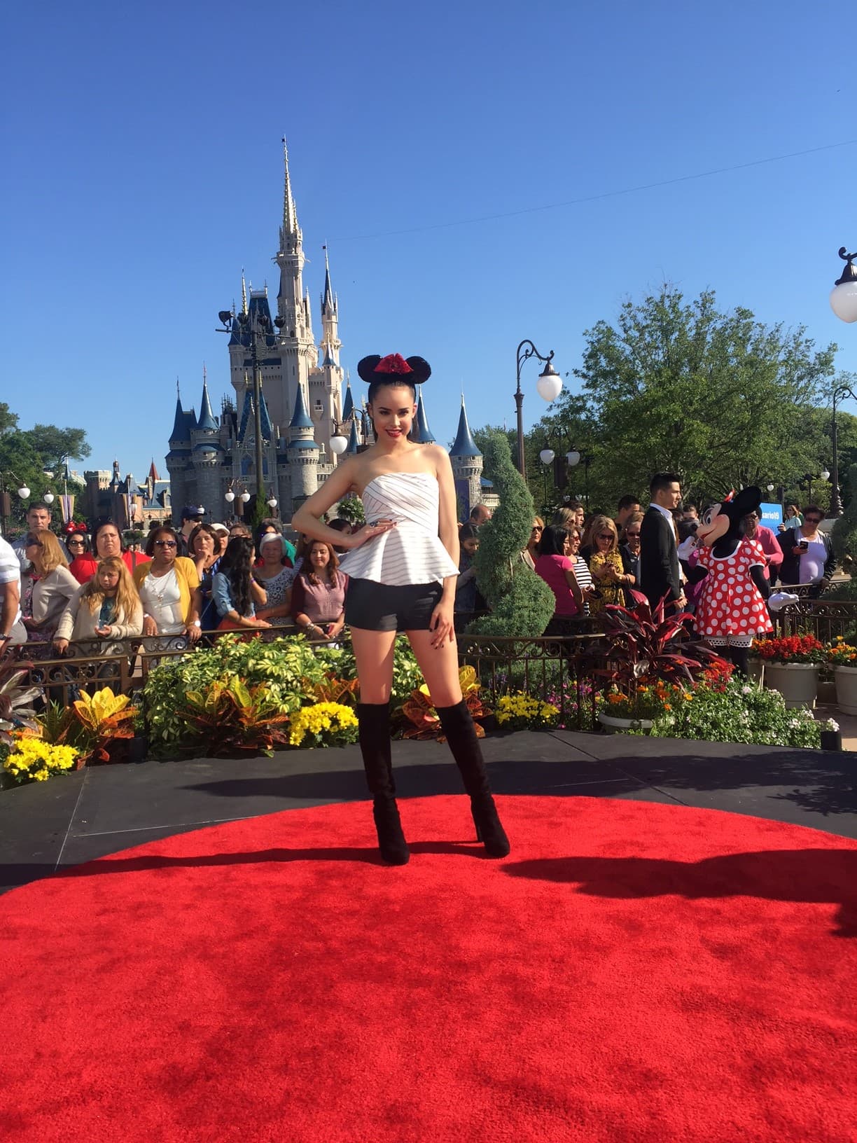 Sofía Carson hechiza con su belleza y talento.