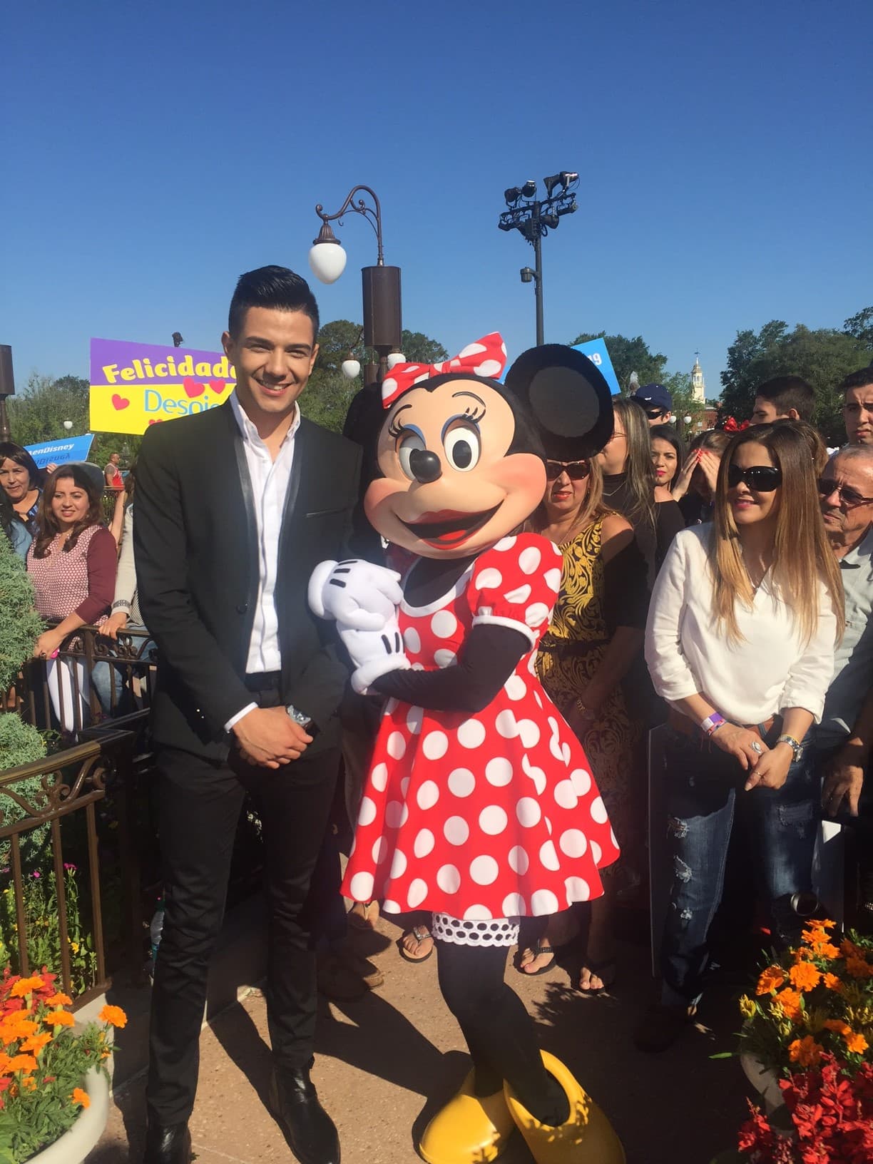 ¡Wow! yo también quiero una foto con este galanazo.