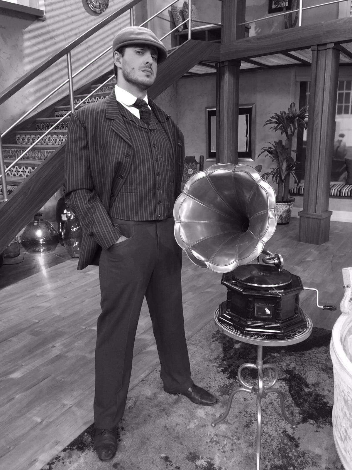 Rodolfo Landeros lució como todo un gángster de la época con el característico saco y chaleco de rayas verticales en uno de nuestros retro jueves.