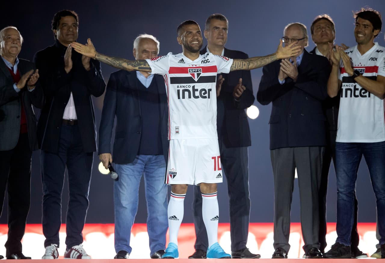 Dani Alves sale bien de una operación tras salir lesionado del campo de juego con el Sao Paulo.