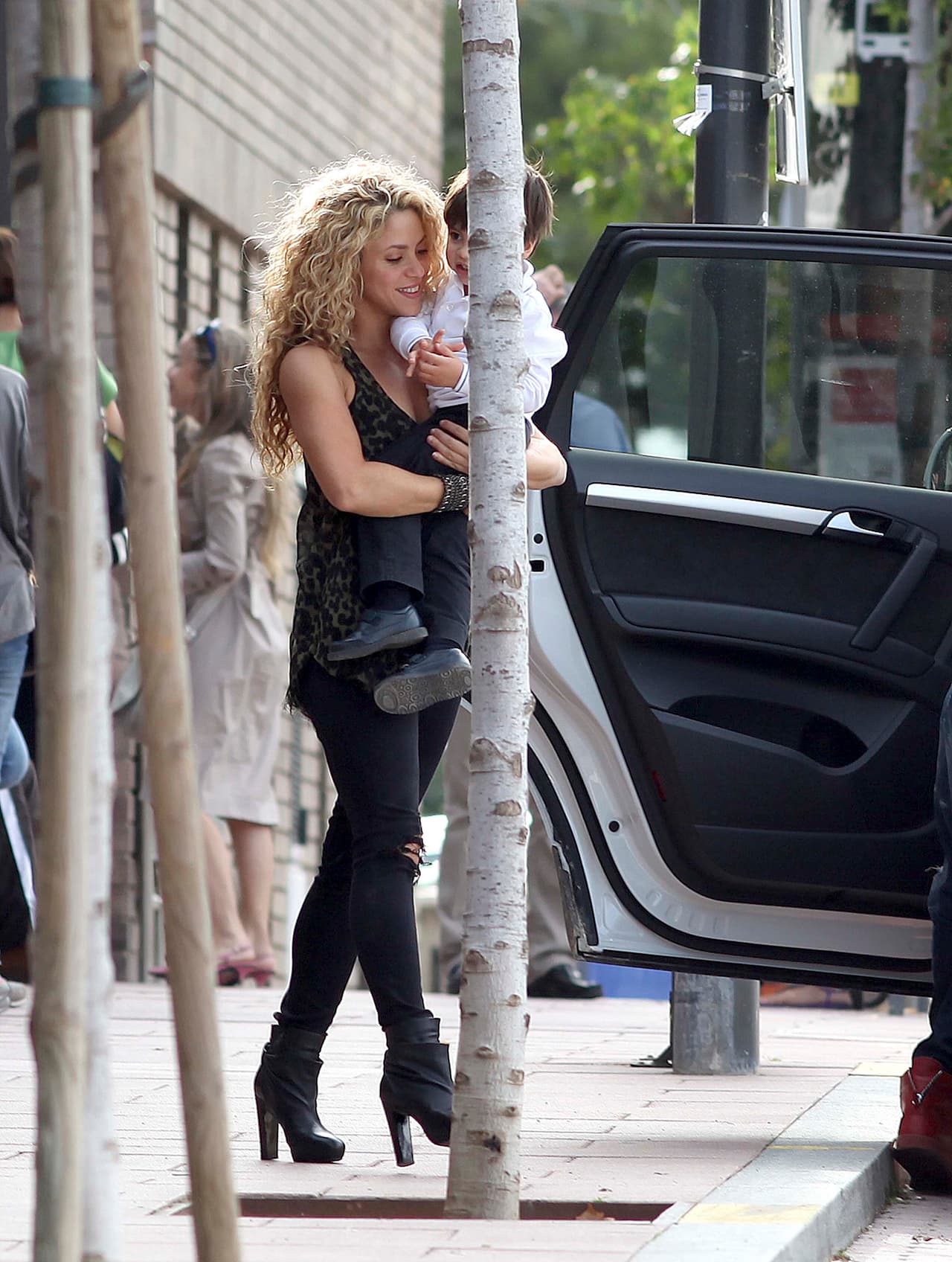 Gasta una fortuna en la educación de Milan.