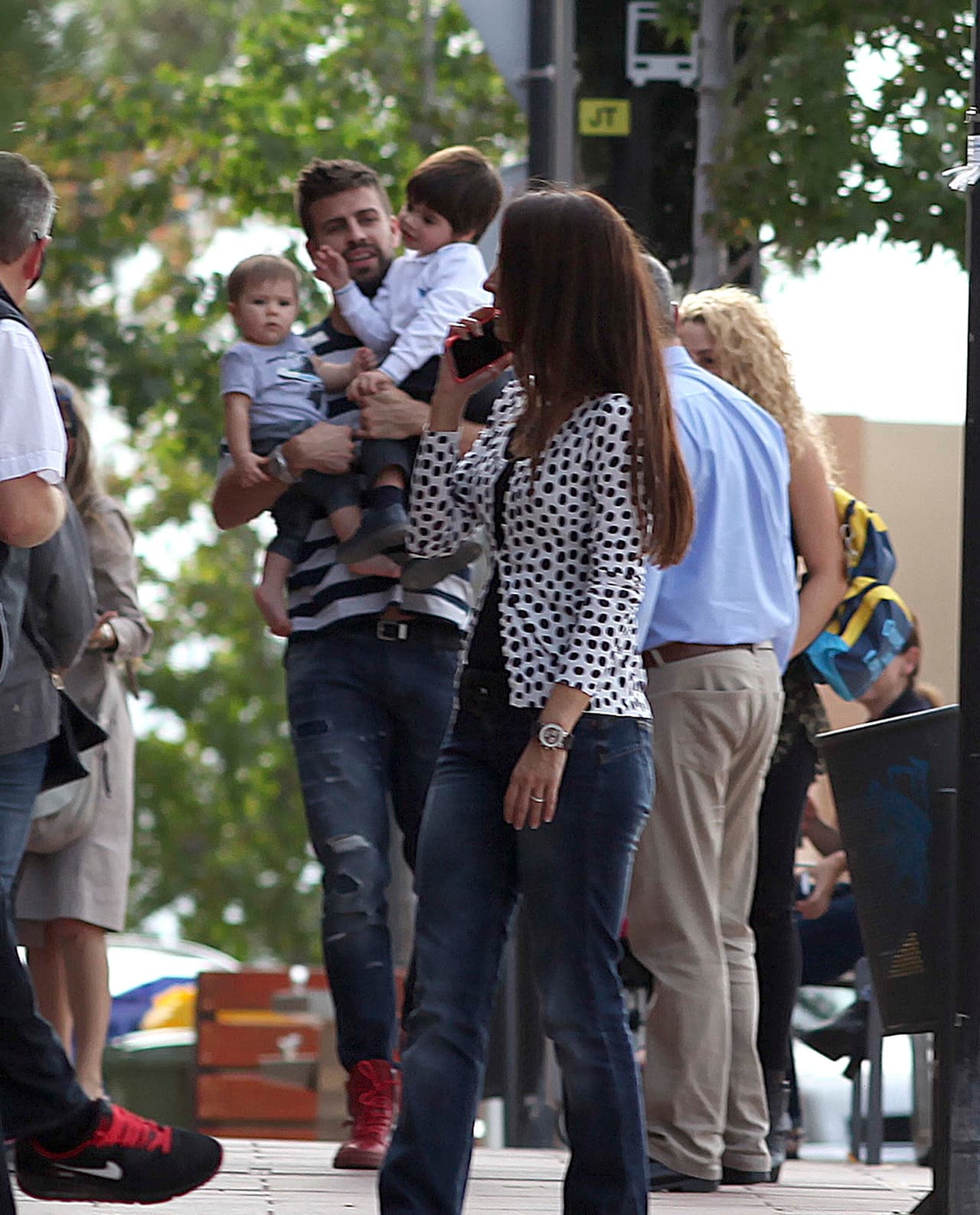 Shakira rodeada de puro guapo.