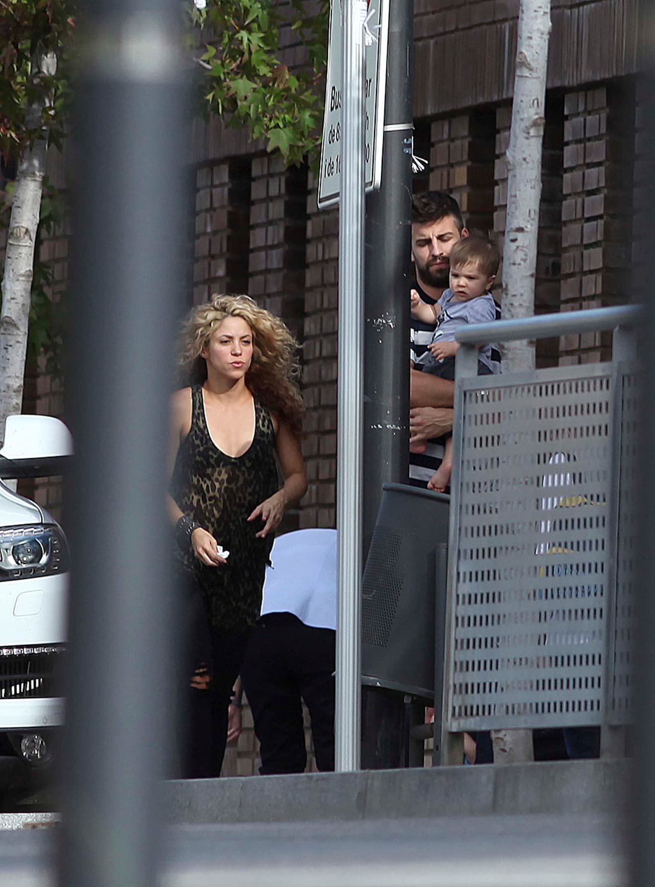 La hermosa familia no se separa para nada.