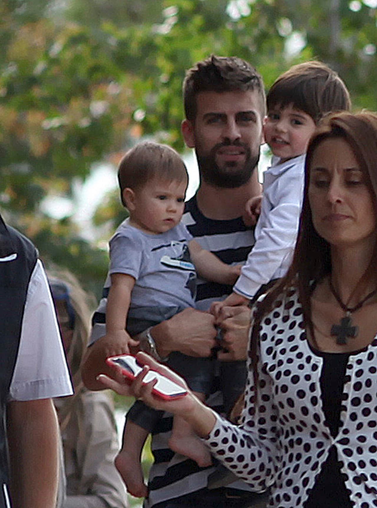 Piqué luce más guapo con sus dos hijos en brazos.