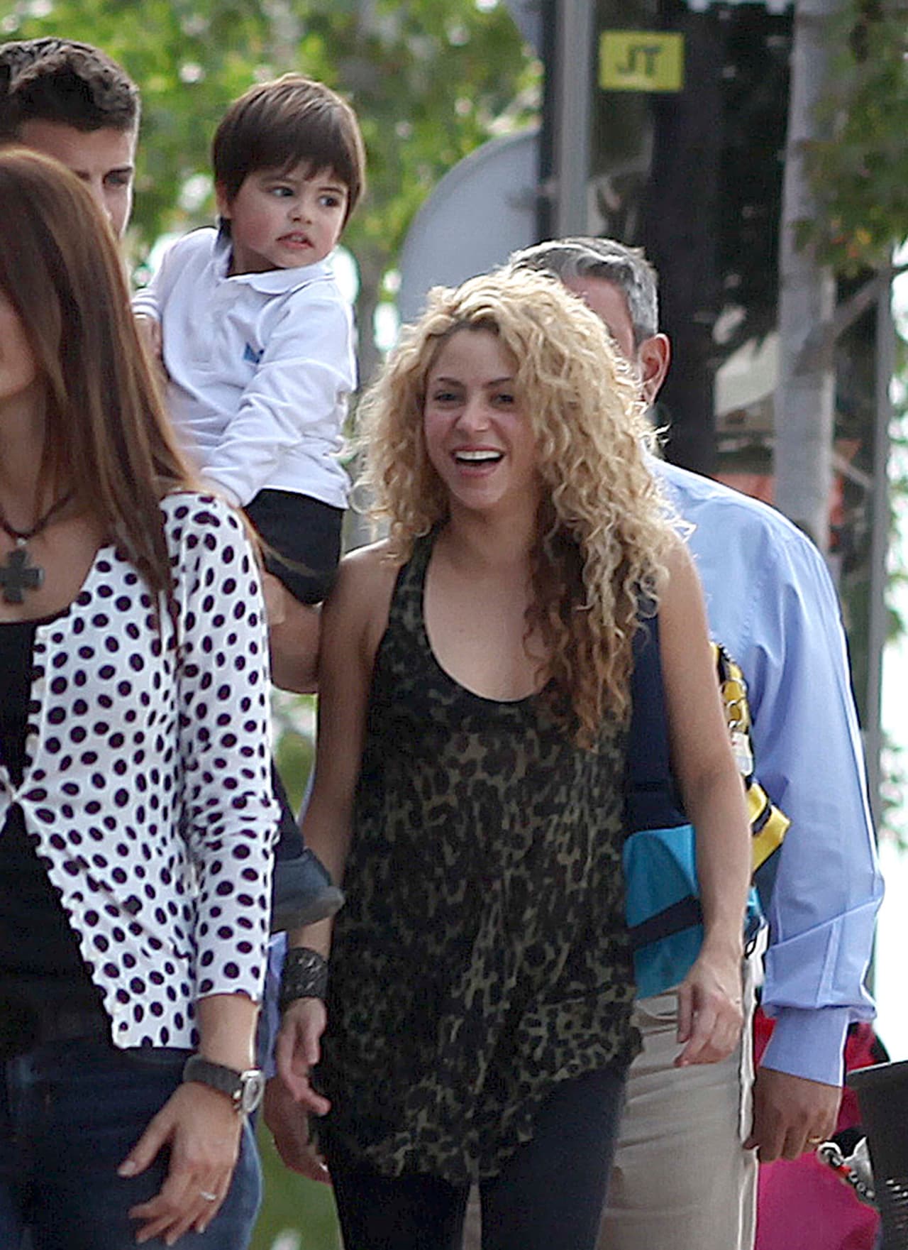 Milan se ve divino con su uniforme escolar.