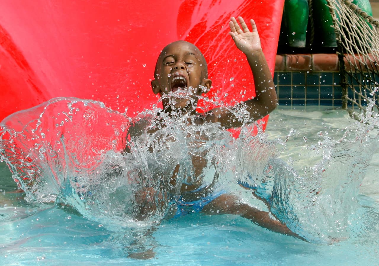 No consuma comidas pesadas y abundantes. Trate de comer alimentos livianos como frutas, verduras, ensaladas y evite el alcohol.