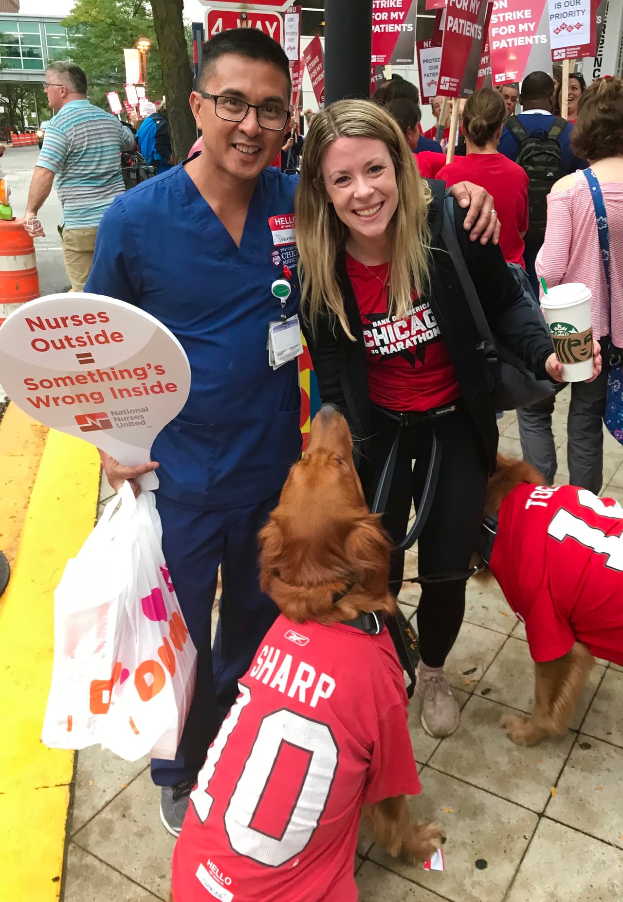 Enfermeras y enfermeros inician huelga para pedir mejores condiciones laborales en el Hospital de la Universida de Chicago.