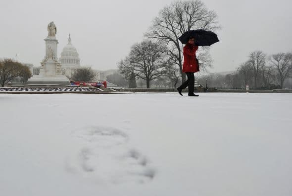 Vientos lacerantes y una tormenta de nieve dejaron varadas a decenas de personas en una carretera del sur de Canadá; avanzaba también al oriente y cubría el noreste estadounidense. Ohio, Pennsylvania y Nueva York fueron algunos de los estados más afectados por el meteoro.