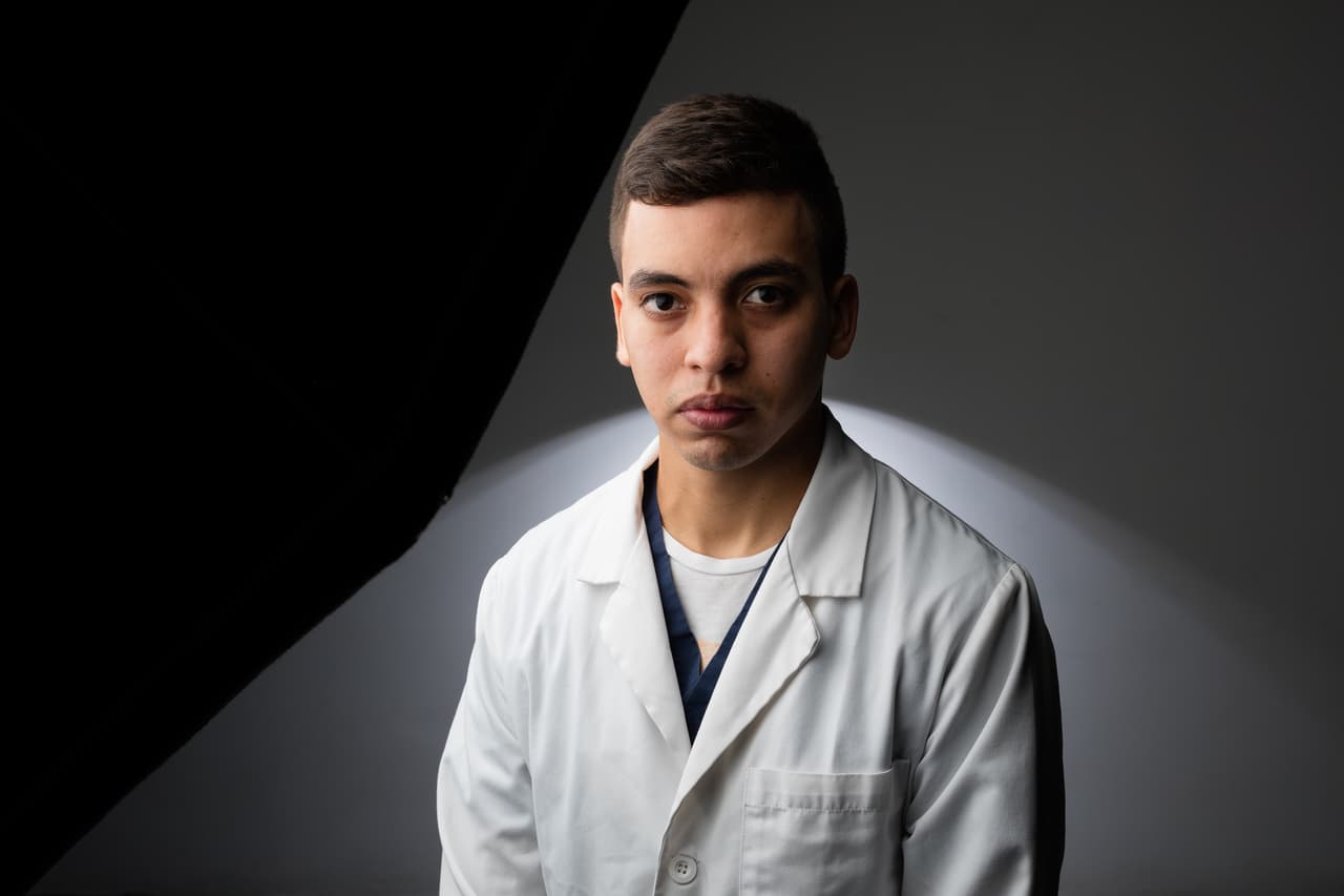 Cursa el postgrado de Cirugía General, pero en el hospital hace falta el material para suturar desde el año pasado.