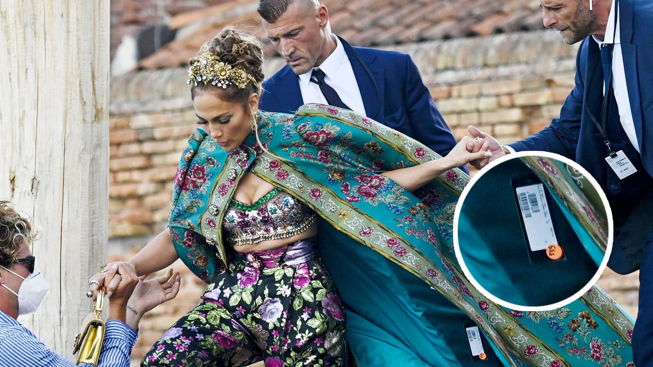 <b><a href="https://www.dailymail.co.uk/tvshowbiz/article-9938611/Jennifer-Lopez-leaves-price-tag-Dolce-Gabbana-cape.html" target="_blank">El detalle ha sido evidenciado</a></b> en algunos medios como el Daily Mail.
