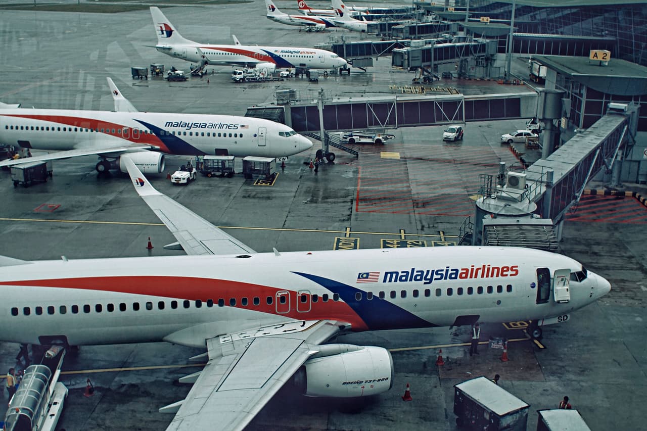 Aviones de Malaysian Airlines en la terminal del aeropuerto de Kuala Lumpur, Malasia. El vuelo MH370 de esta aerolínea desapareció en 2014 y aún se desconoce el motivo, convirtiéndose así en uno de los grandes misterios de la aviación moderna.