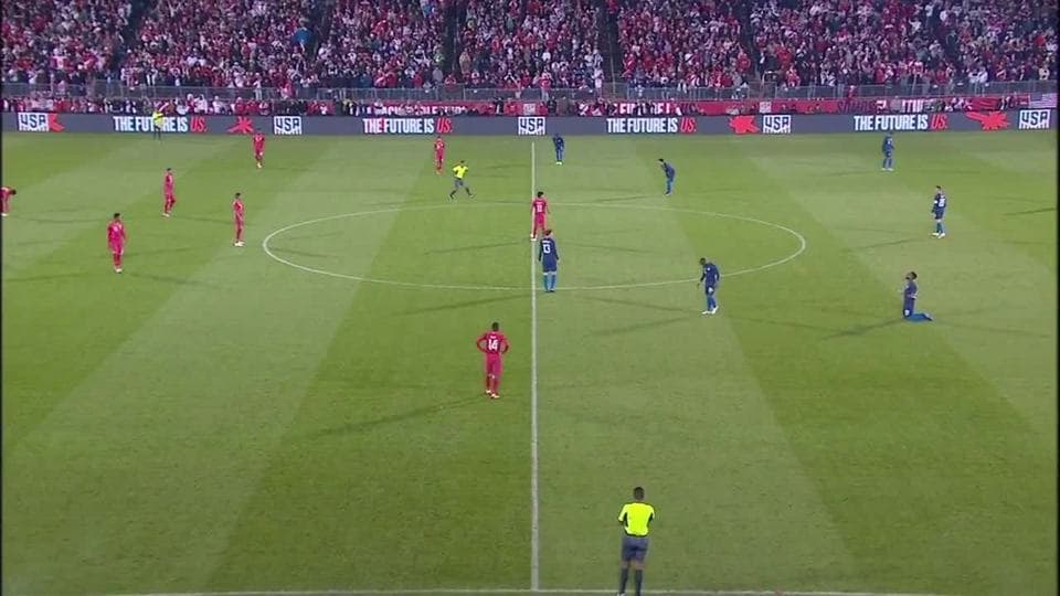 Arranca el partido y la pelota está en juego.