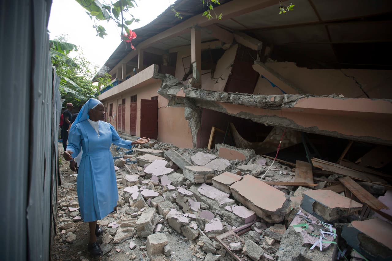 La hermana Maryse Alsaint camina junto a una escuela destrozada por el sismo que a muchos haitianos les trajo el recuerdo amargo del terremoto de magnitud 7.1 que en 2010 dañó gran parte de la capital haitiana y causó la muerte de alrededor de 300,000 personas.