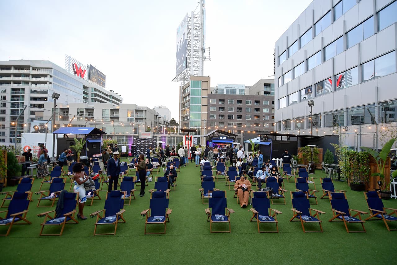 <h3 class="cms-H3-H3">1. Los Ángeles, California</h3>
<br>
<b>(89,633)</b>
<br>
<br>En las últimas dos semanas, la entidad ha registrado 56,000 casos, lo que representa más de una cuarta parte del total de contagios hasta la fecha.
<br>
<br>
<b>La mayor preocupación del gobernador siguen siendo las hospitalizaciones que registraron un aumento del 32 % en ese periodo.</b> El pasado miércoles había 4,240 pacientes por covid-19.
<br>
<br>En imagen, habitantes de
<a href="https://www.univision.com/temas/los-angeles">Los Ángeles</a> asisten a un estreno en The Montalban, en Hollywood.