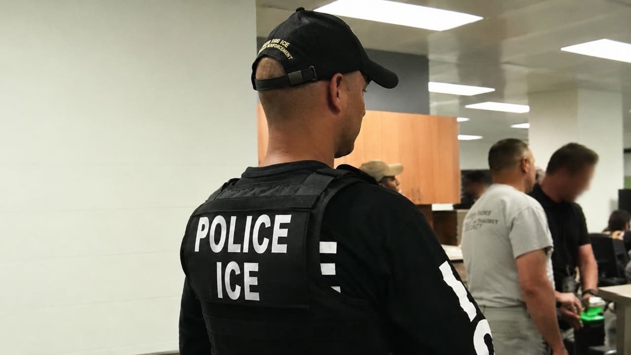 Un juez federal anula las políticas de ICE para frenar los arrestos de inmigrantes en los tribunales