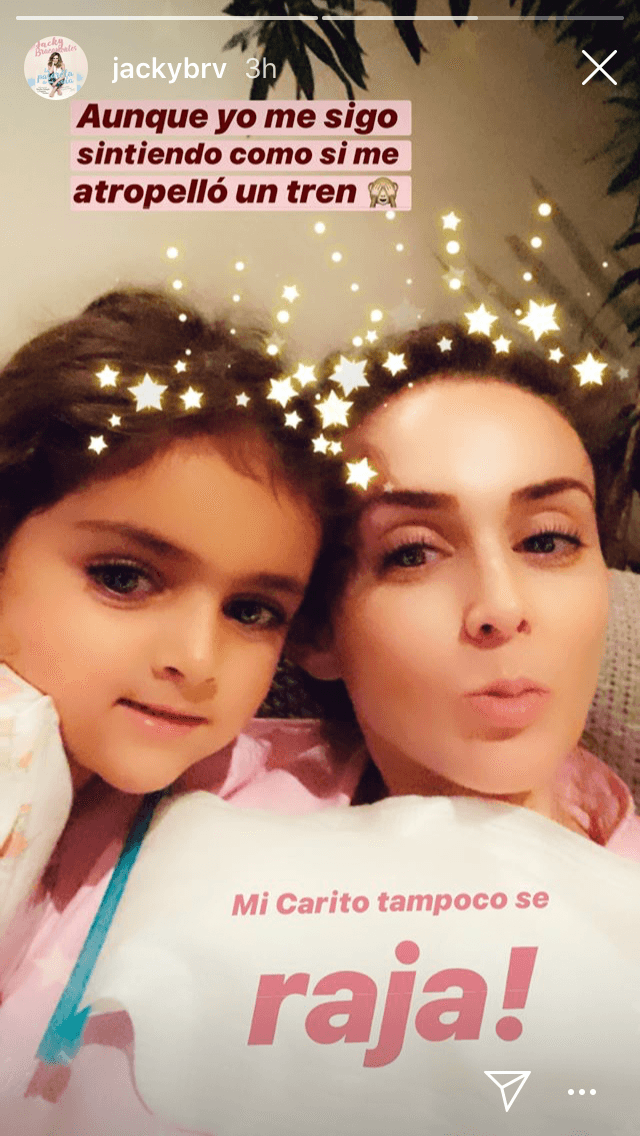 En otra foto, junto a 
<b>su segunda hija, Carolina</b>, se sinceró sobre su estado: "Me sigo sintiendo como si
<b> <a href="https://www.univision.com/famosos/pense-que-me-estaba-matando-este-hombre-jacky-bracamontes-sobrevive-a-los-retos-de-su-marido-video" target="_blank">me atropelló un tren</a></b>".