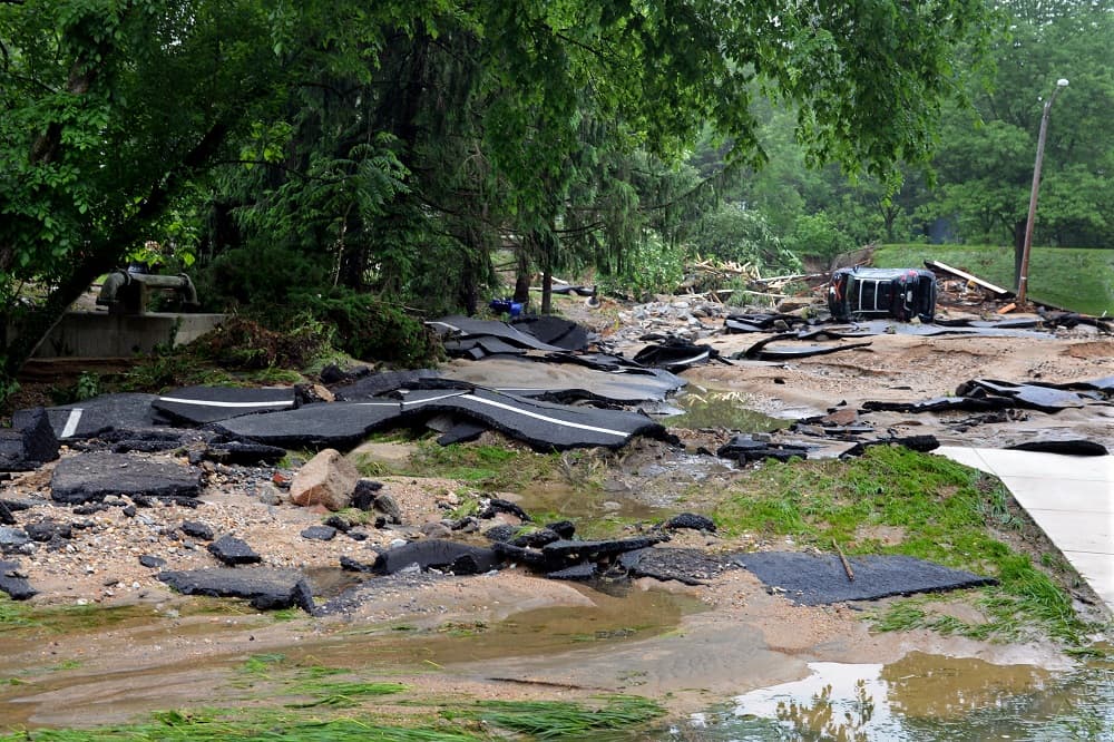 Las imágenes muestran carreteras arrasadas, carros arrastrados por las corrientes y casas y negocios completamente anegados. Ellicott City recibió ocho pulgadas de precipitaciones en pocas hora.
<b> </b>David McFadden/AP.