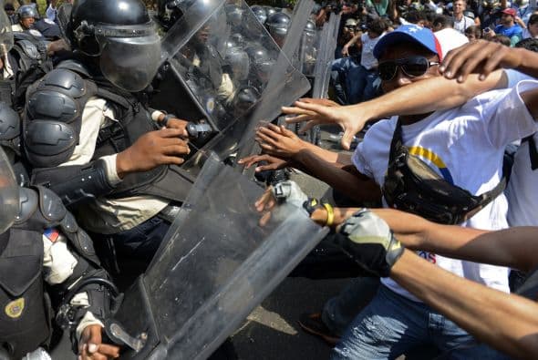 No obstante, los enfrentamientos entre las fuerzas de seguridad y los contrarios a las políticas gubernamentales se extendieron a la zona sur de San Cristóbal.