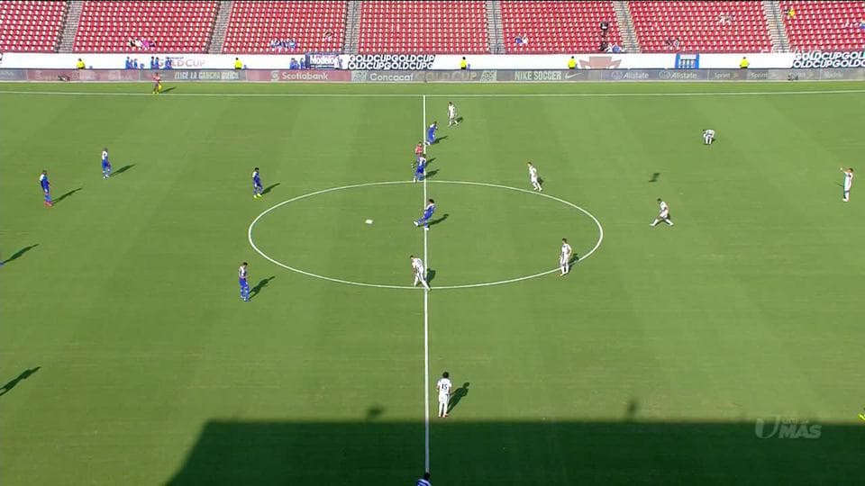 Arranca el partido y la pelota está en juego.