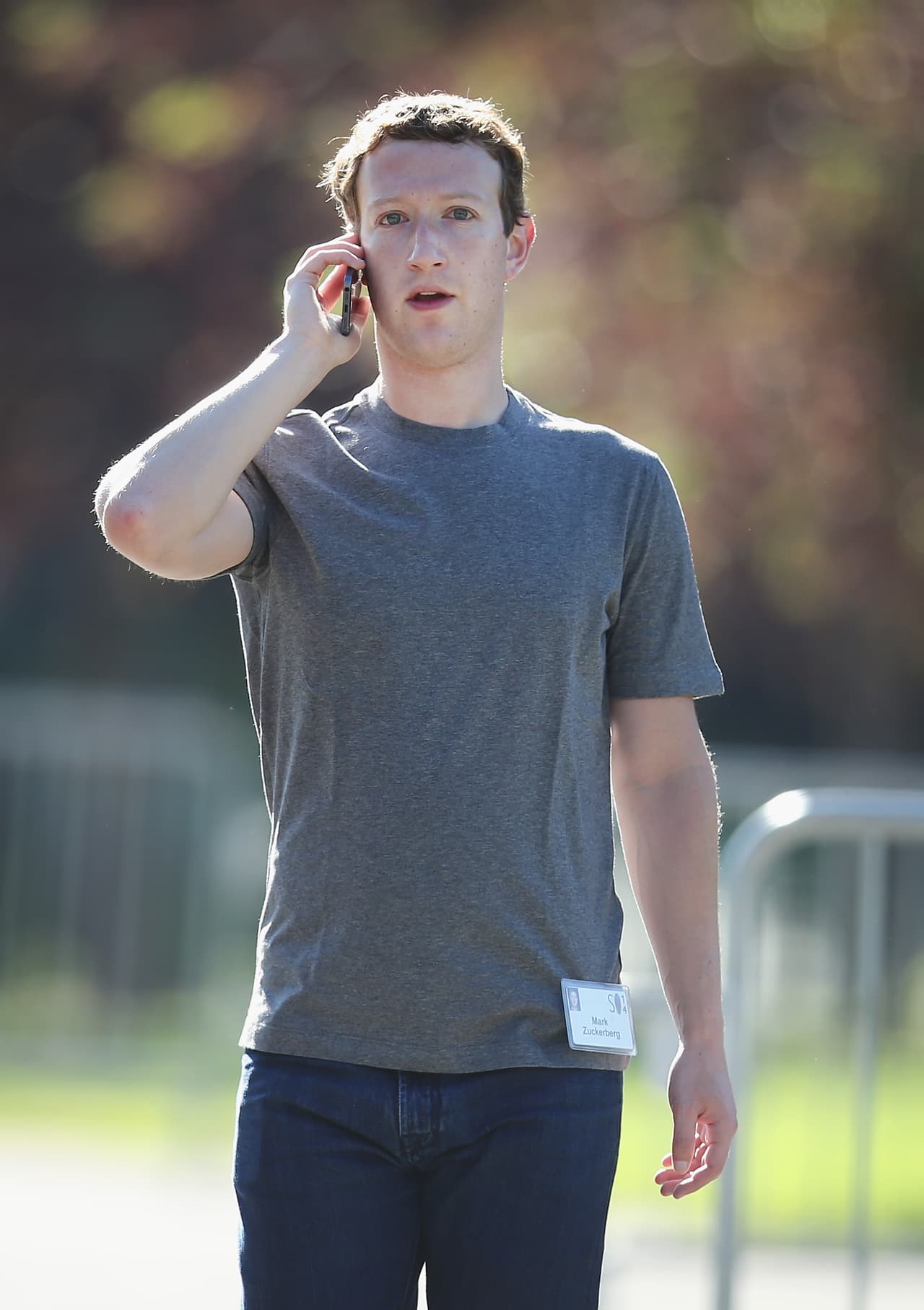 Tras empezar el sitio web como una red social de estudiantes en Harvard, él la abrió a cualquier persona con una cuenta de correo electrónico y dejó dicha universidad.