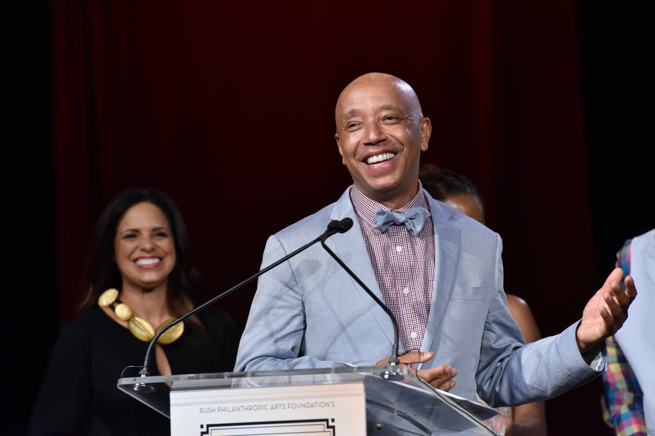 Él dejó el City College de Nueva York y comenzó a organizar conciertos de rap y hip-hop, que eventualmente lo convirteron en el fundador de su propia disquera.